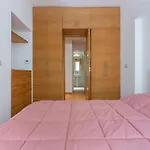 Guesthost - Pleasant With Garden Apartman