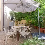 Guesthost - Pleasant With Garden