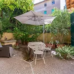 Guesthost - Pleasant With Garden Apartman *