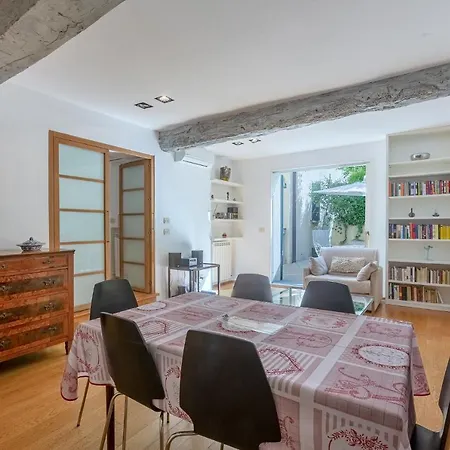 Apartmán Pleasant With Garden *