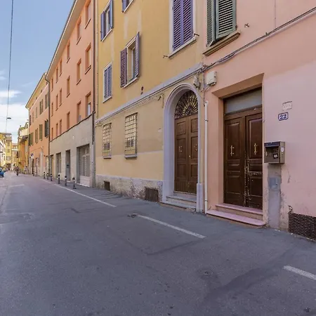 Pleasant With Garden Apartmán